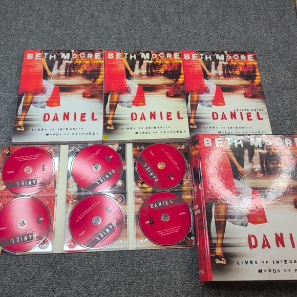 Beth Moore DVD Bible Study Kit on Daniel 6 DVDs 2 Workbooks Leader Guide